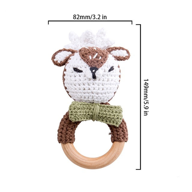 Mordedor de madera con animal a crochet
